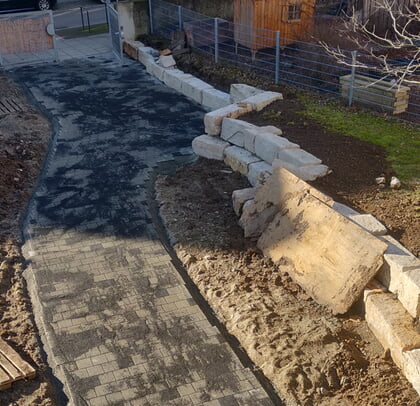 Kalksteinmauer und Weg wurden im Februar 2024 angelegt.