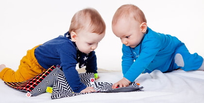 Zwei Babys krabbeln